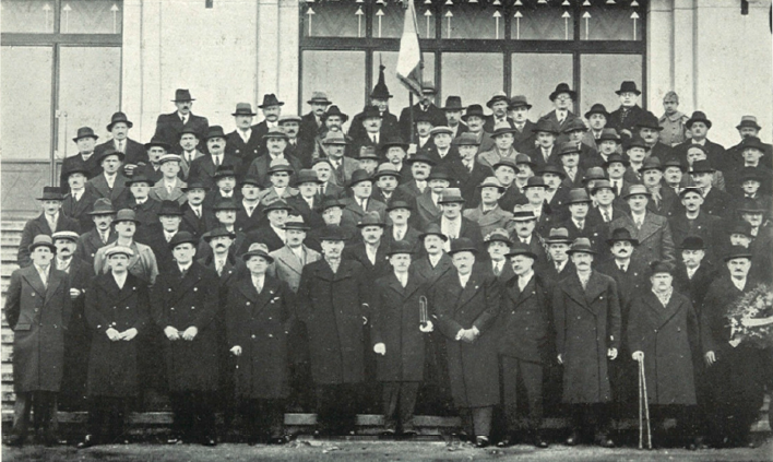 Un groupe d'Anciens des 171me et 371me R.I. ayant assisté à la Réunion Générale à Belfort en 1937.