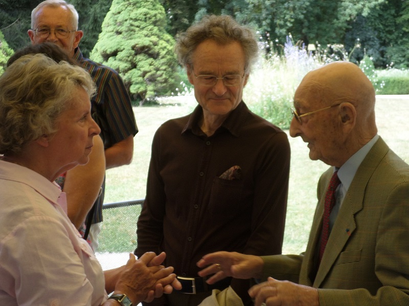 Pierre Pagney à droite, son fils au centre, puis à gauche Nicole Eymin, lors d'un repas gastronomique à Vauchoux le 23 juillet 2015. VAUCHOUX2015_800px_SAM_3038