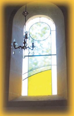 Gigny 2016 Vitrail de Philippe Tatre placé dans l’église de Genod