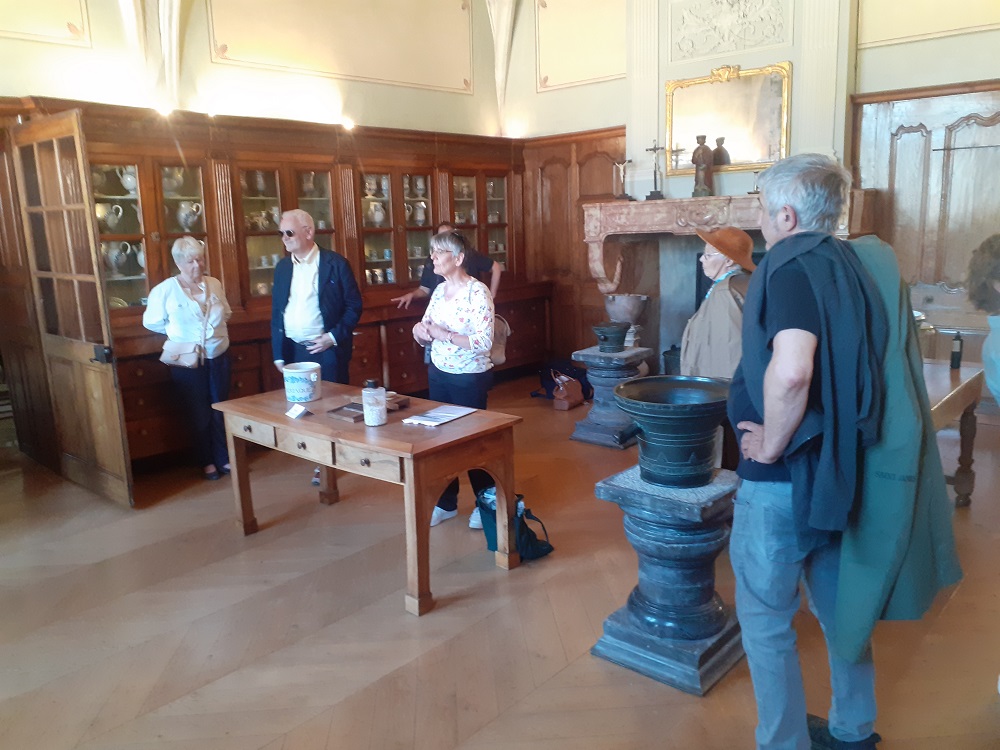 L'alchimie ou la chimie s’opère, mais cet étrange personnage, Didier Sintot de dos à droite, nous propose de changer de crèmerie,... AG2023 DOLE - Photo Dole ça se visite 9 Apothicairerie 2